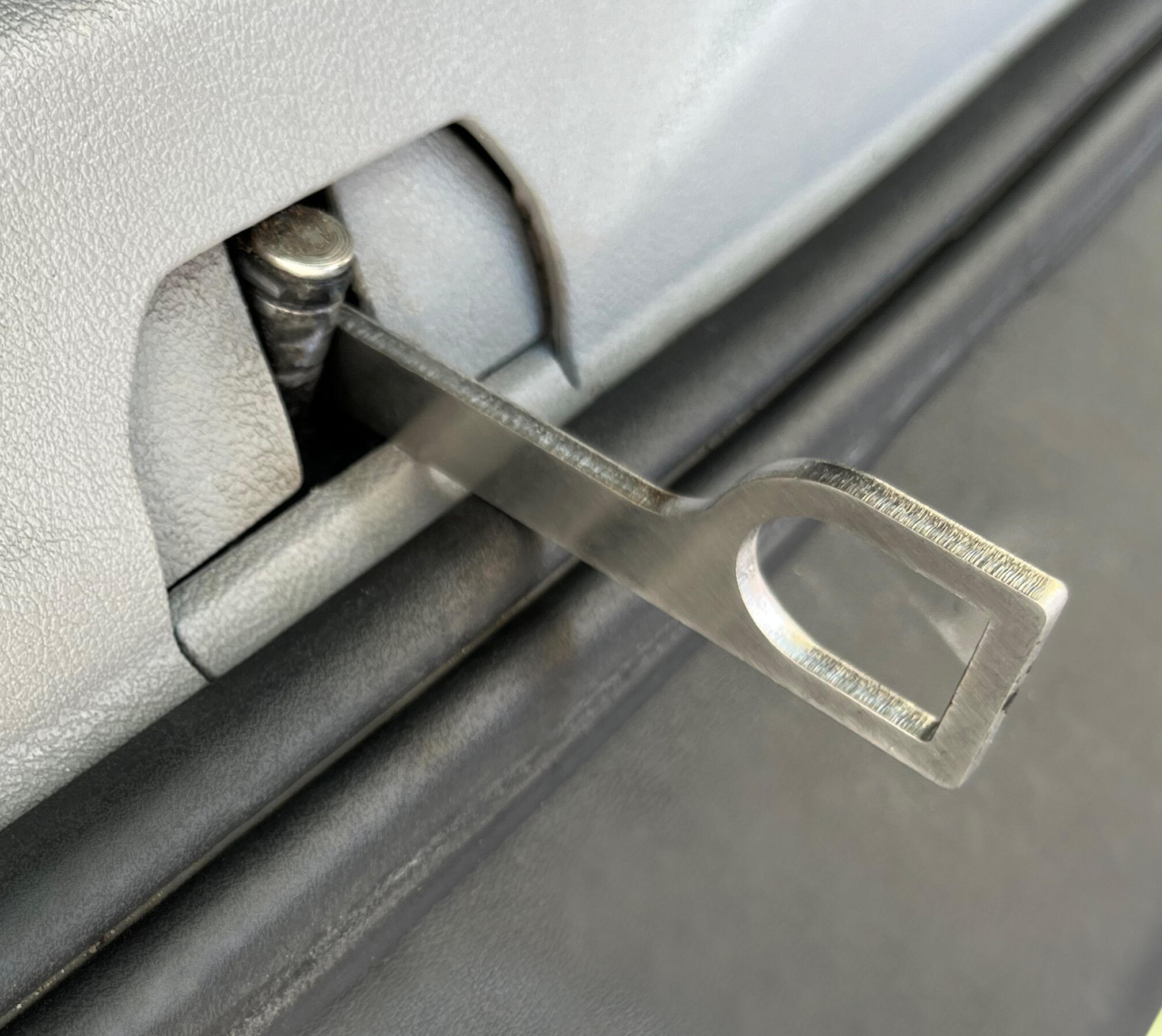 15 cm Heckklappenaufsteller eingefädelt – Maximale Luftzirkulation für deinen VW Bus Der Heckklappenaufsteller wird in die Schlossfalle eines VW T5/T6 eingefädelt.